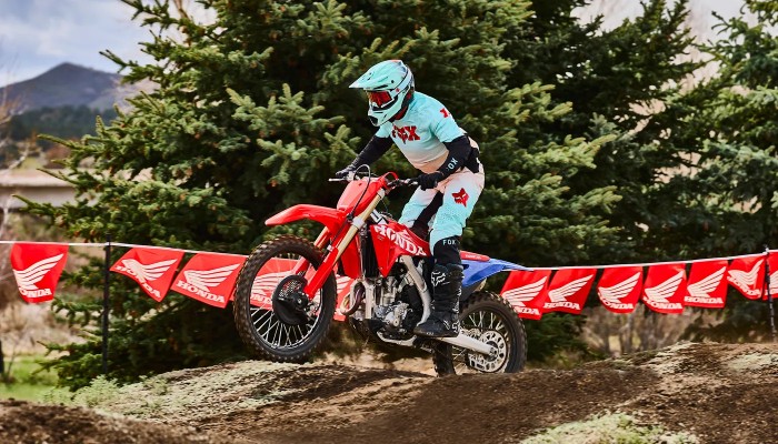2027-crf250r-product-page-zig-zag-01-1400-x-800