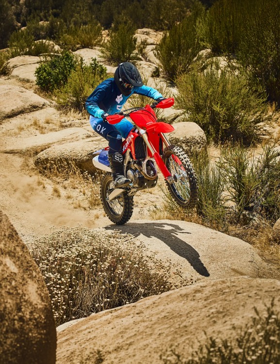 2027-crf450rx-product-page-header-mobile-1600-x-2080
